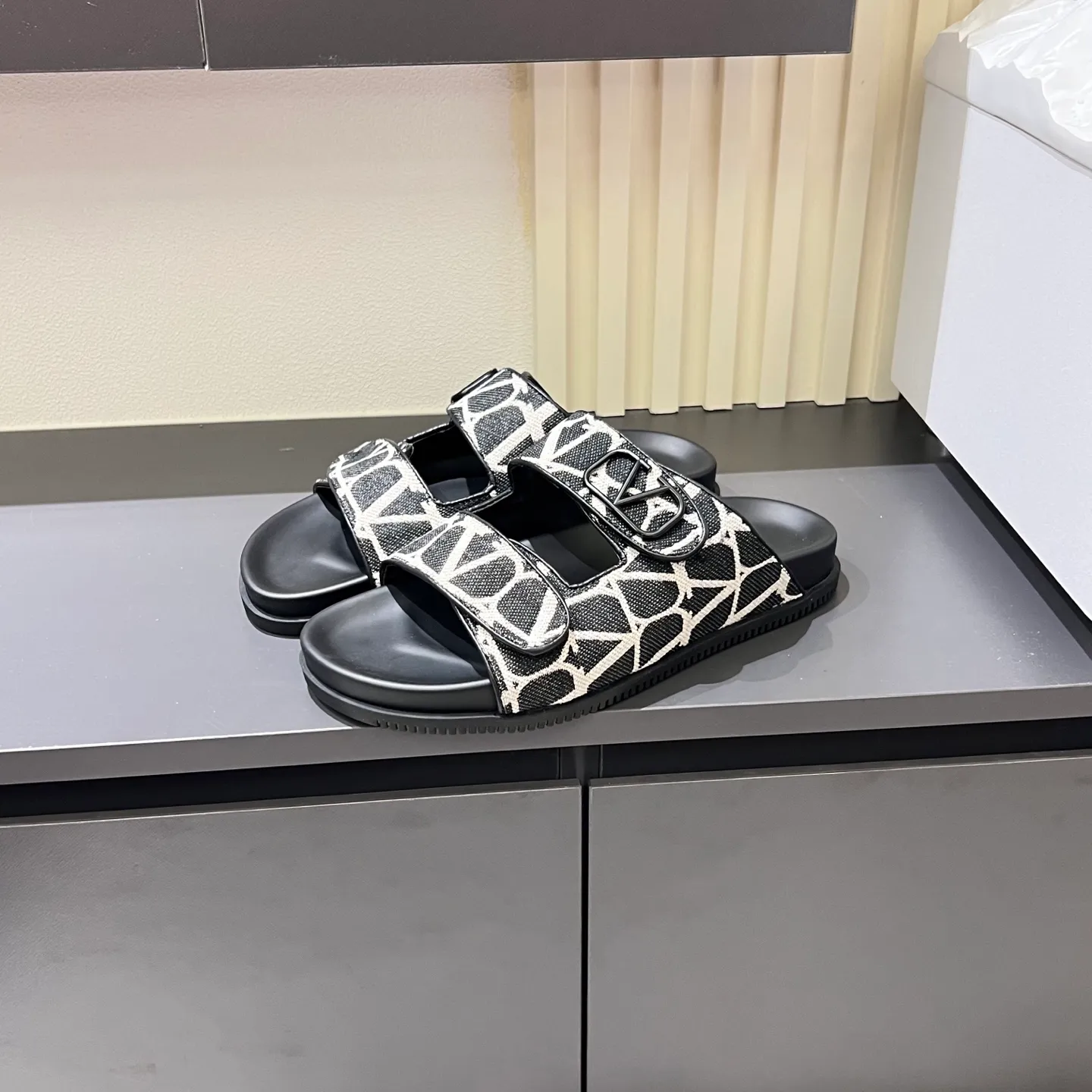 p300《VALENTINO》Warren Men🧍‍♂️Spring and Summer New Style. Cowhide logo flat slippers, elegant sandals, the same style worn by celebrities, original molding, imported calfskin. Rubber outsole. Soft and durable, full set of counter packaging, 38-44!